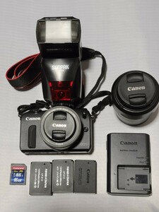 Canon EOS M ＋ EF M 18-55mm &22mm のダブルレンズ付き　 ミラーレス一眼カメラ&スピードライト&カメラバック付き