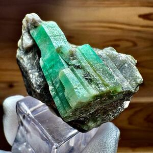  изумруд . скала имеется Colombia Muzo производство зеленый стойка камень . шар зеленый шар берилл натуральный камень необогащённая руда минерал минерал образец образец . камень камень 
