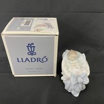 Q067-H23-436 LLADRO リヤドロ スイートベイビー 6976 F5106 美術品 西洋陶磁 アンティーク コレクション 約9cm×7cm×11cm_画像1