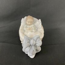 Q067-H23-436 LLADRO リヤドロ スイートベイビー 6976 F5106 美術品 西洋陶磁 アンティーク コレクション 約9cm×7cm×11cm_画像2