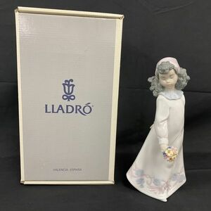 O011-H23-437 LLADRO リヤドロ 「花束を持つ少女」06551 フィギュリン 西洋陶磁 美術品 インテリア アンティーク 高さ約23.5cm