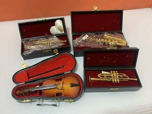 17/72* miniature musical instruments summarize violin trumpet sax Alto? tenor? 4 point set in the case photograph addition have *C1