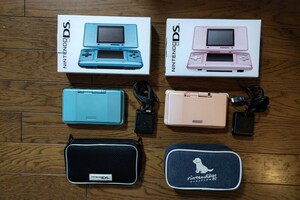 ニンテンドー DS 本体 . ブルー& ピンク 2個セット、ゲームソフト8本付き。中古品