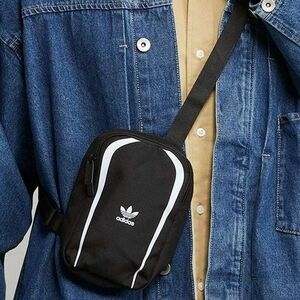 * Adidas adidas originals Originals new goods casual Cross body bag bag shoulder bag BAG black [IT3263] six *QWER*
