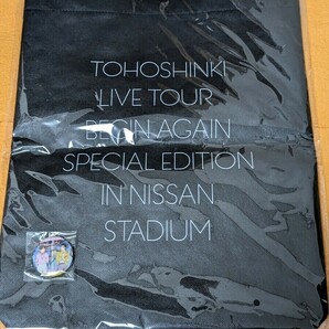 【未開封品】東方神起 「LIVE TOUR ～Begin Again～ Special Edition in NISSAN STADIUM ロゴエコバッグ & 缶バッジ」