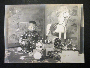 ・明治・古写真「子供と玩具」明治期玩具(ブリキ電車他）大きさ約10,8cmx14,6cm