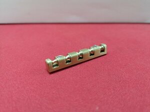 ■ギターパーツ 5000円以上で送料無料！★真鍮製 Roller Nut ブラス ローラーナット 5弦 エレキ・ベース 交換や改造に！ G1P22300