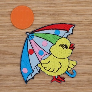 【Ｍサイズ】アイロンワッペン NO.1944 ヒヨコ ひよこ 傘 人気 可愛い アップリケ 【郵便定形】