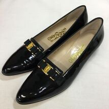 ＆【Salvatore Ferragamo/サルヴァトーレフェラガモ 】BOUTIQUE パンプス ブラック 黒 ローファー エナメル 7 1/2 （約24.5cm）箱付 美品_画像2