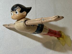 空飛ぶ「鉄腕アトム」　のブリキのおもちゃです。　長い間、自宅に室内保管しておりました。