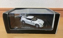 ■1/43 日産 GT-R R35 ディーラー特注 ミニカー ホワイト カラーサンプル スカイライン　模型 完成品 中古_画像6