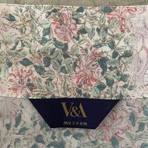 V&A MUSEUM花柄　ブラウス　薄ピンク　和柄　ポリエステル100%　肩落ち　日本製　東京ブラウス　ヴィクトリア&アルバート美術館 M_画像4