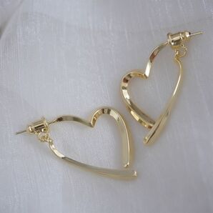オープンハートピアス〔ゴールド〕揺れる 大人可愛い きれいめ 大人カジュアル