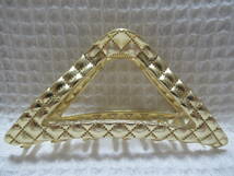 ソフトゴールド色メタル系　ライン入りの三角形型バンスクリップ　　_画像1