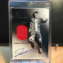 レヴァンドフスキ 直書きサインカード　2016/17 Panini Noir Patch On Card Auto Poland Robert Lewandowski #/65_画像1