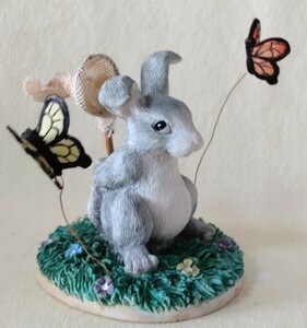 LA直輸入 うさぎ アンティーク 置物 インテリアSilvestri Charming Tails Bunny Rabbit w Net Catchin' Butterflies Figurine