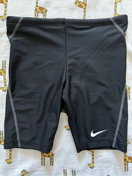 新品 未使用 NIKE 140 黒 ブラック 男児 水着 タグ付き スイムハーフパンツ ナイキ 