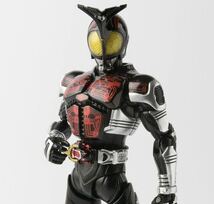 【新品未開封】真骨彫製法 仮面ライダーダークカブト　仮面ライダーカブトS.H.Figuarts _画像2