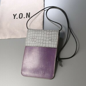 GP8595△定価 25,000円*Y.O.N. ワイオーエヌ*ANORAKDESIGNS*レザー リフレクター*ミニショルダーバッグ*ポシェット*ポーチ*鞄*パープル系