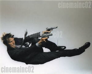 マッツ・ミケルセン/『007 カジノ・ロワイヤル』二丁拳銃で飛ぶル・シッフルの写真