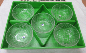 ☆ガラス工芸品：未使用☆豪華な柄の小鉢５個セット（中鉢？）