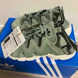 新品タグ付き 販売終了品 adidas 厚底サンダル 22.5