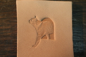 飛び出してくる猫　NO.60　レザークラフト　刻印　メタルスタンプ　ヌメ革に　リアルスタンプ　特殊刻印　ハンドメイド　革小物　革細工