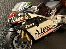 1/24スケール ホンダ オートバイ ミニカー MotoGP HONDA NSR500 Alex Barros #4 2001 ホンダ アレックスバロス HRC 完成品 チャンバー_画像7