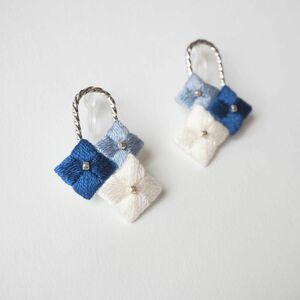 ハンドメイド刺繍ピアスorイヤリング　紫陽花　夏ブルー　梅雨　着物や浴衣和装にも