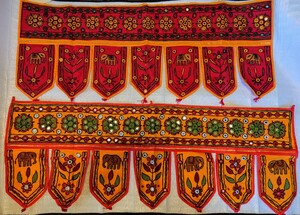 Art hand Auction Nueva cortina Noren india hecha a mano Toran de aprox. ancho 100cm alto 37cm rojo, verde, negro, Patrones ocres variados., Rajasthani étnico hecho a mano, muebles, interior, cortina, CIEGO, Noren (cortina de tienda)