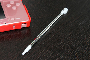 DSLite/DSi 伸縮タッチペン 本体に収納できるタイプ ホワイト 新品・即決　送料無料