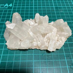 水晶 クラスター 原石 天然石　重さ約251g