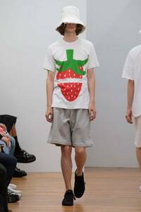 COMME des GARCONS SHIRT コムデギャルソン シャツ Tシャツ Big Strawberry T-Shirt x Brett Westfall イチゴ 春夏2023 Mサイズ 新品未使用