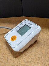 IY1375 omron HEM-7114 デジタル自動血圧計 上腕式 自動電子血圧計 測定器 2023年製/オムロン 動作品 現状品_画像3