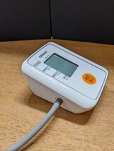 IY1375 omron HEM-7114 デジタル自動血圧計 上腕式 自動電子血圧計 測定器 2023年製/オムロン 動作品 現状品_画像2