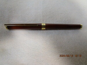  Dupont fountain pen..... Rucker. marble Brown.18ct.750