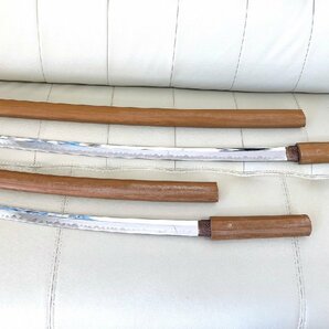 名家蔵し 白木鞘 模造刀 2本 全長 大約97cm 小約66cm 日本刀 稽古 武術 現状品【AM005】の画像2