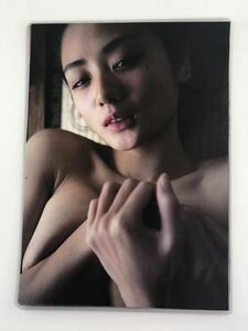 [150μフィルム厚手ラミネート加工］　片山萌美8ページ　雑誌の切り抜き　手ブラ　肌着　グラビア