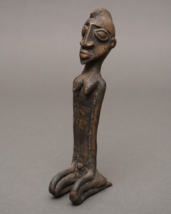 アフリカ　マリ　ドゴン族　真鍮　座像　女性像　No,2　彫刻　アフリカンアート　アフリカ雑貨　人形　オブジェ　立像