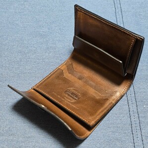 【中古美品】万双 ダブルホーウィン 被せ型財布 ナンバー8×バーガンディの画像2