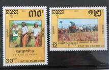 カンボジア国切手★米を脱穀する女性★収穫した稲の運搬 1990年 未使用極美品_画像1