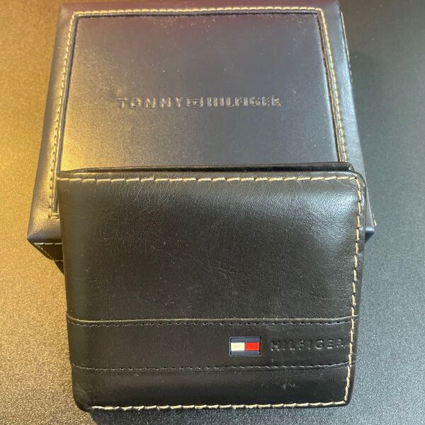 TOMMY HILFIGER (トミーヒルフィガー) 二つ折り財布 小銭入れあり 31TL25X019 001 ブラック