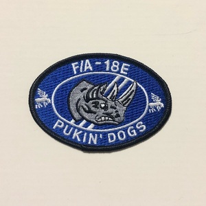米海軍 VFA-143 &#34;PUKIN'DOGS&#34; F/A-18E 肩用パッチ(ふち黒)