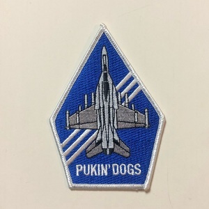 米海軍 VFA-143 "PUKIN'DOGS" 航空機パッチ(五角形・F/A-18・ふち白)