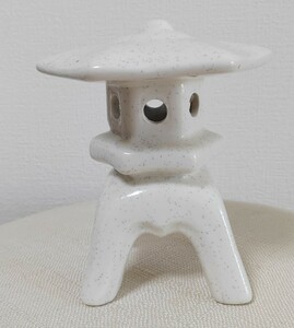 昔懐かしい陶器の水中アクセサリー 　六孔 雪見灯篭 中 　ほ①　幅100×奥行き100×高さ110ｍｍ　 200ｇ　お宝品　4974230000030