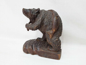 R-075476　アイヌ　ガラス目　木彫りの熊(ディスプレイ、置物、くま、クマ、彫刻、魚、鮭、郷土玩具、民芸品)(R-075476)