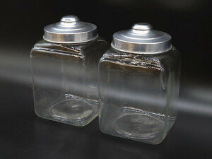 R-075875　アンティーク雑貨　当時物 デッドストック アルミ蓋 レトロなガラス瓶2個セット(角型、角瓶、キャニスター、ガラスビン、菓子瓶)