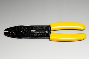 電工ペンチ、電線ストリッパー、切断機能 全長約215mm
