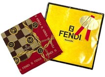 未使用 フェンディ ハンカチ スカーフ ロゴ ブラウン　チェーン　レッド　コットン レディース　FENDI 【中古】_画像3