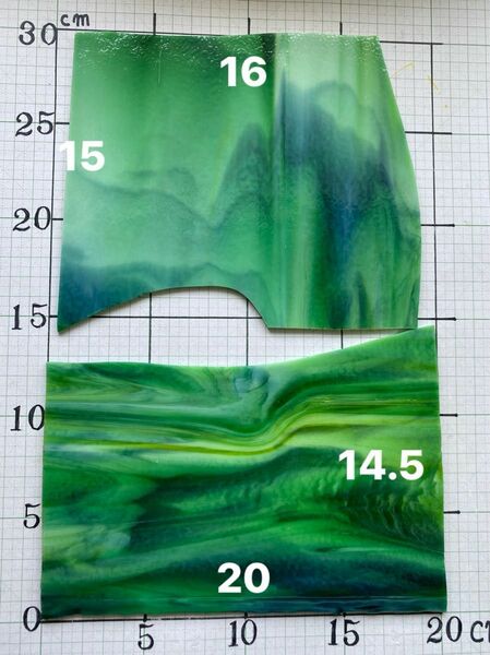 ステンドグラス材料　緑端材ガラス2片 ウロボロス